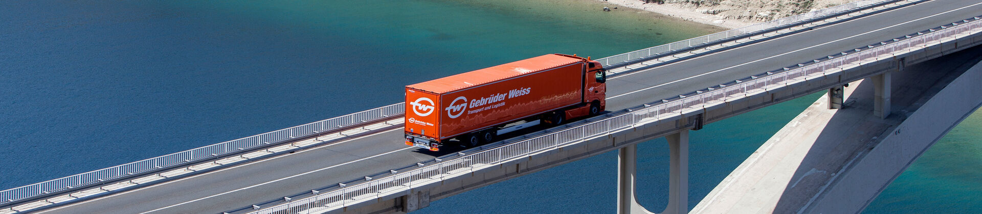 Lkw Transport über Brücke